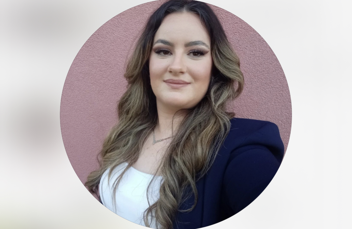 Profilna slika zadovoljne klijentkinje Tamare Kajmakovic, nasmejana žena sa kratkom kosom